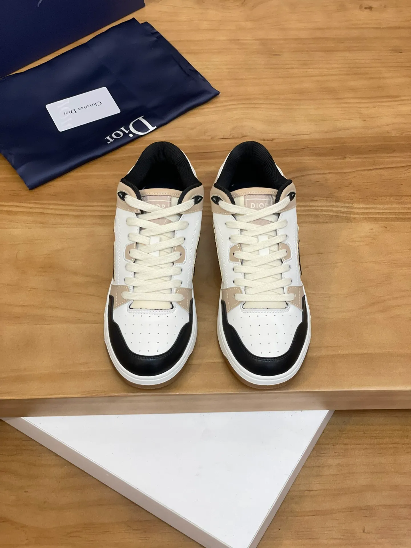 Men's shoes: 💰P440¥ Product trademark: Dior* "Dior*" high-top casual shoes Regular size: 38-44 (can be customized to 45.46) Product materials: Upper imported cowhide stitched with original fabric, breathable lining, original outsole. Number: 1006